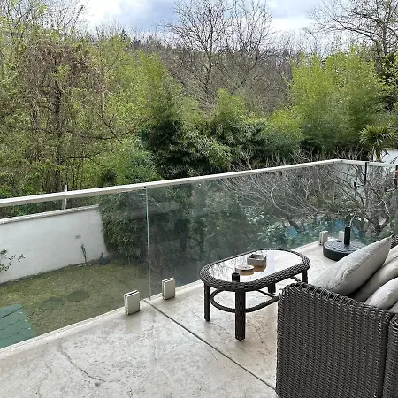 Apartment Triplex With Garden And Parking