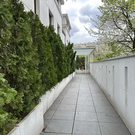 Apartment Triplex With Garden And Parking *