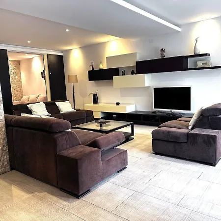 Apartment Triplex With Garden And Parking *